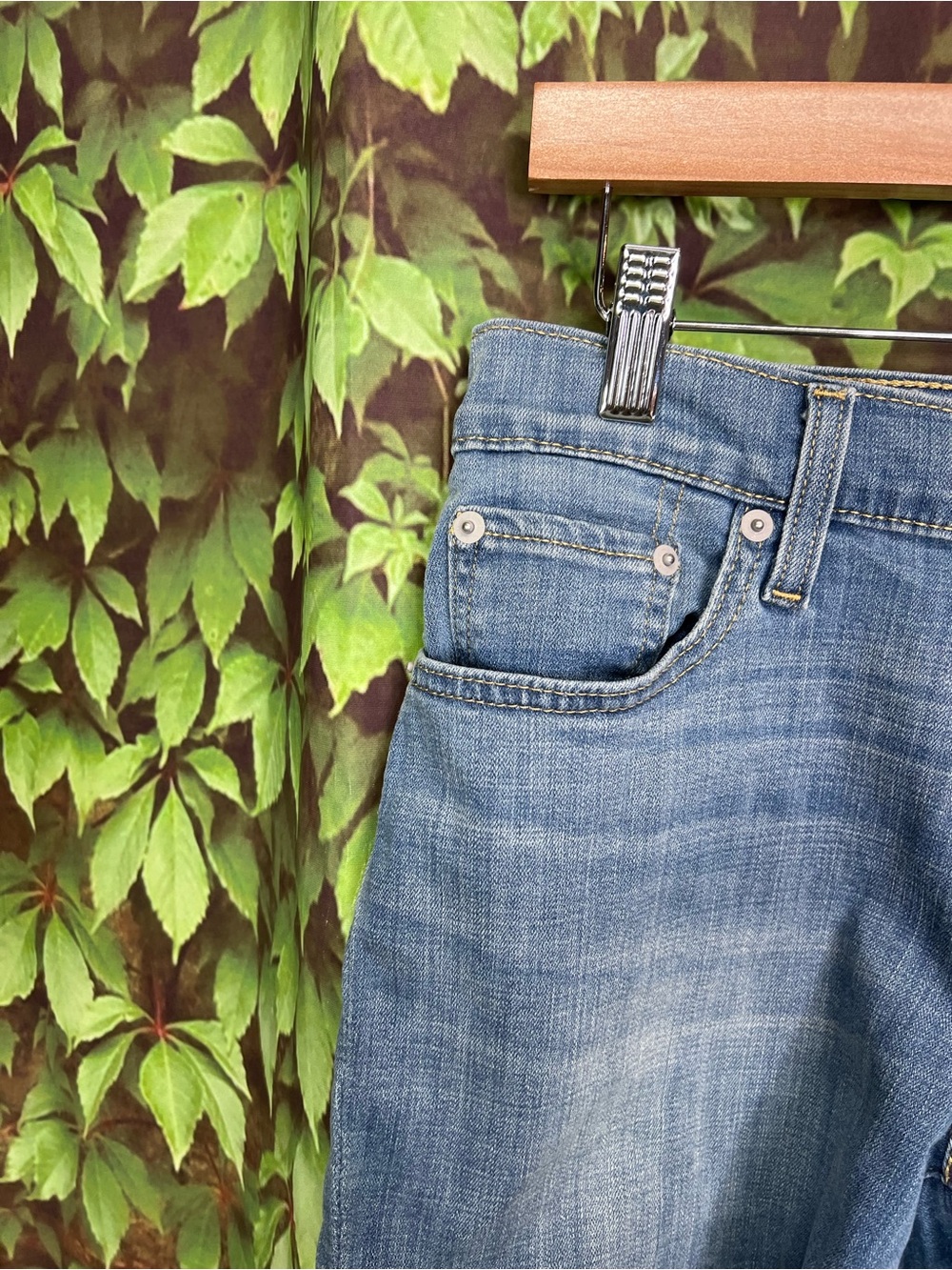 LEVI'S Mid-Length Medium Wash Classic Five Pocket Summer Shorts, 27 - Picture 6 of 14